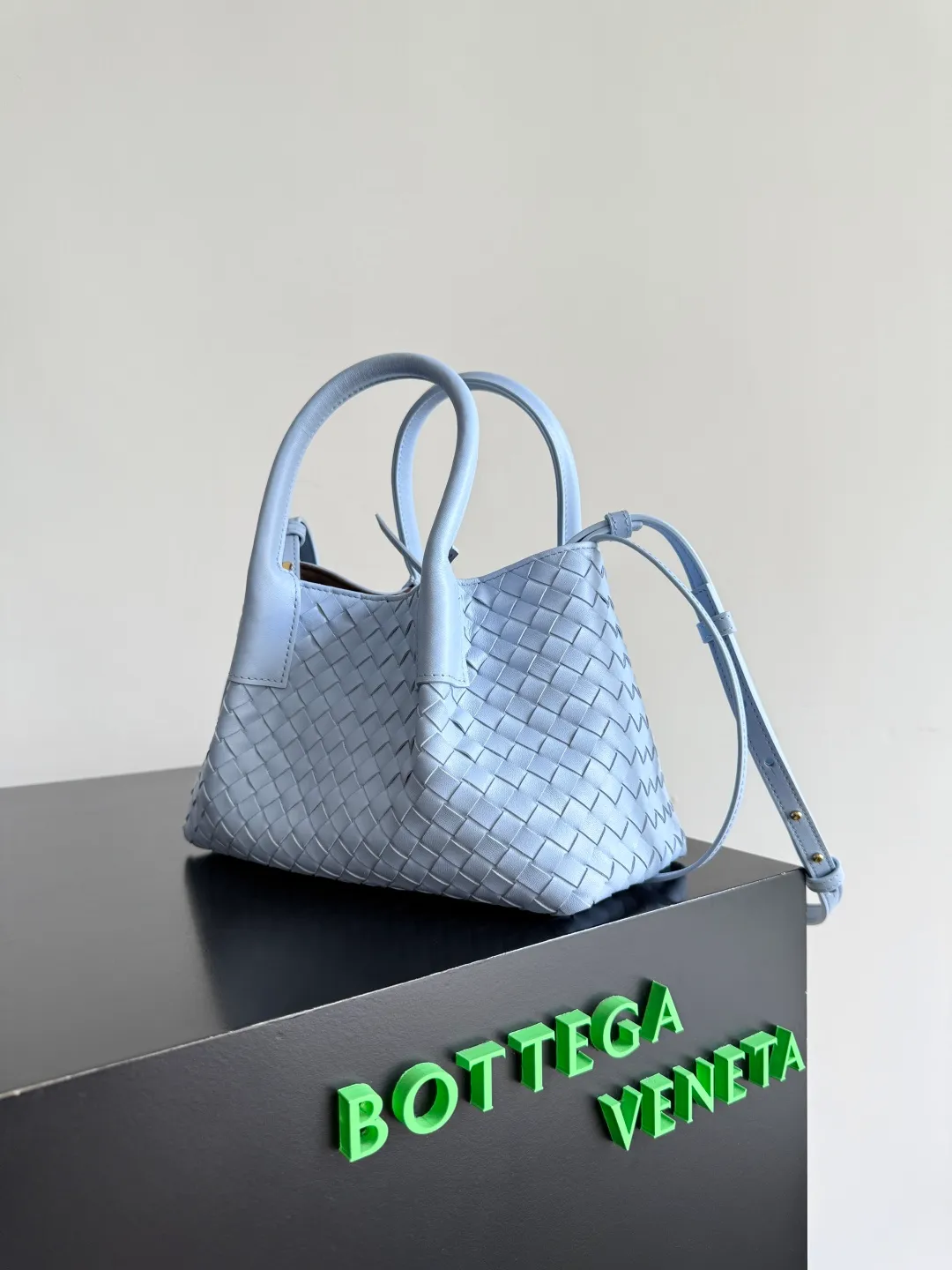 Batch 1660 BOTTEGA VENETA 2025 new product pinacoteca has super soft leather, and the weaving function, practicality and relaxed fashion sense have not fallen behind❤️‍🔥Amway has given sisters a must-have bag when going out. The size of the bag also accurately meets the commuting needs of urban beauties. It can accommodate mobile phones, keys, lipstick, powder, sunscreen, shopping bags...all of it! ! ! 🔥The capacity should not be underestimated~ It does not choose people, clothes, or occasions. With its majestic curved outline, exquisite woven texture, delicate edges and rounded handles, this woven vegetable basket bag truly achieves the goal of "dressing up and being fashionable without getting in the way"~ Are you interested in Jimei? Style number: 819004 Size: 24*15*12cm